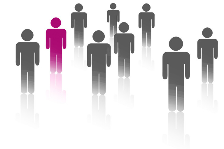 En gruppe mennesker som står ved siden av hverandre.