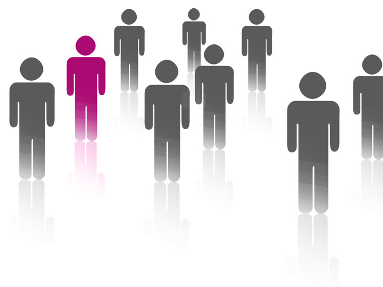 En gruppe mennesker som står ved siden av hverandre.