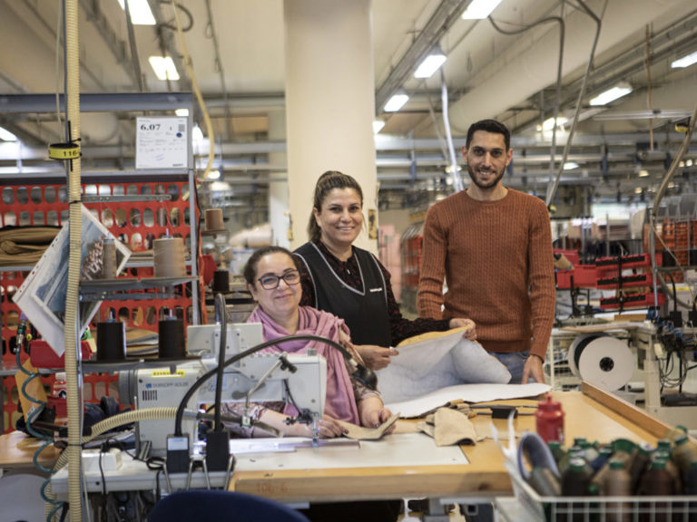 Illustrasjon av ansatte på Ekornes