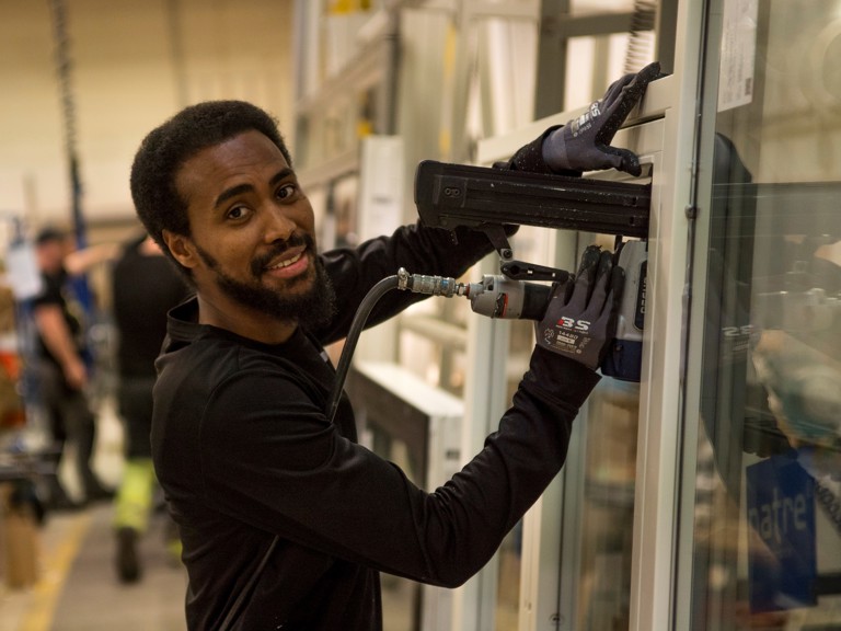 Mangfoldsledelse i praksis. Bilde av ansatt i fabrikken_Natre vinduer