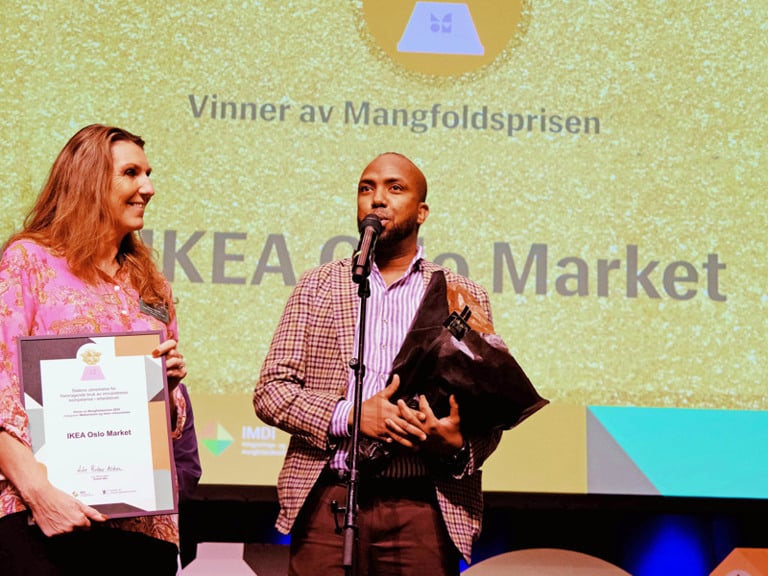 En mann som står ved siden av en kvinne på en scene.